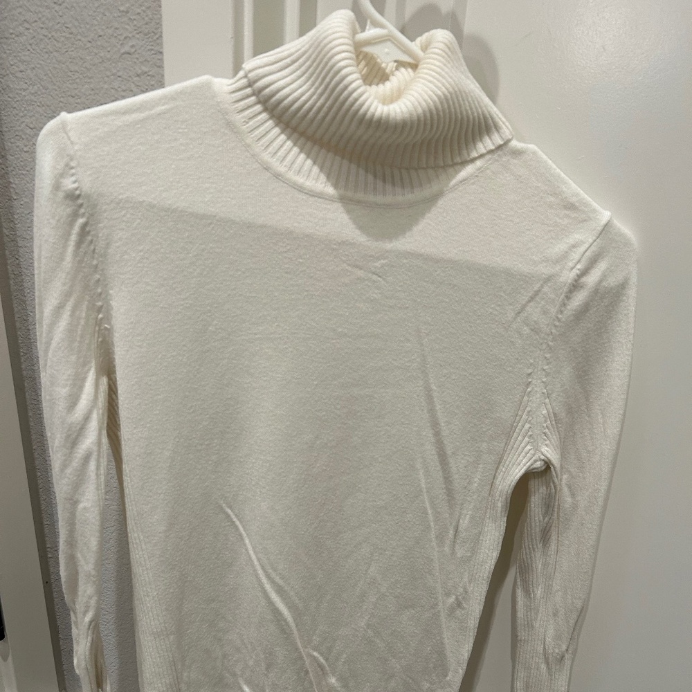 Classic off white turtle neck 3/4 sleeve